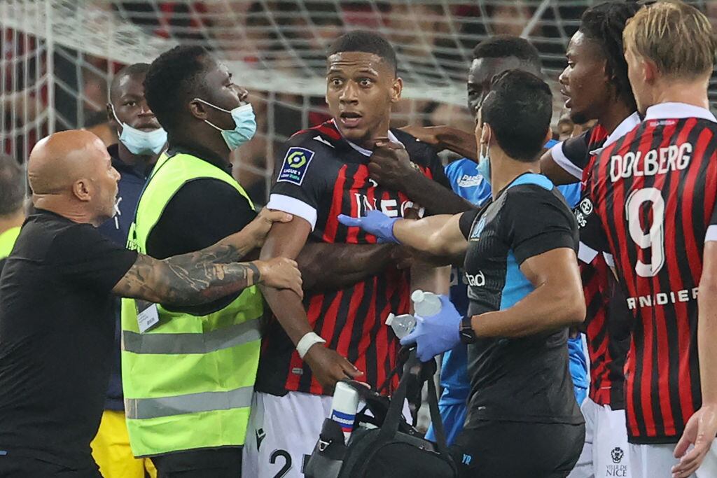Parte de la pelea en la que estuvo Jorge Sampaoli, tras el ataque a uno de sus jugadores con botellazos por parte de los hinchas. Foto: Getty Images