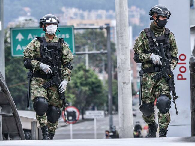 Los soldados colombianos se despliegan por las calles de la ciudad de Bogotá