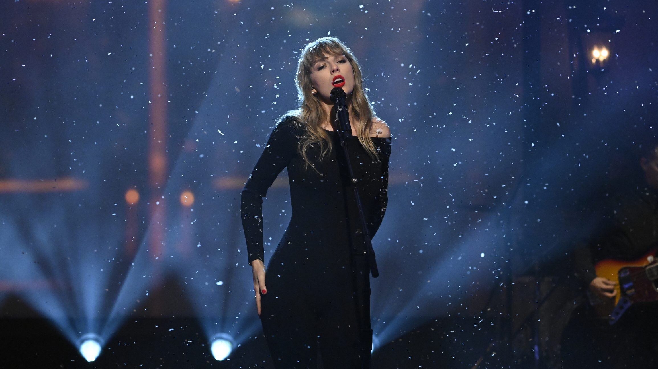 SATURDAY NIGHT LIVE -- "Jonathan Majors" Episode 1811 -- Pictured: Musical guest Taylor Swift performs on Saturday, November 13, 2021 -- (Photo By: Will Heath/NBC/NBCU Photo Bank via Getty Images)