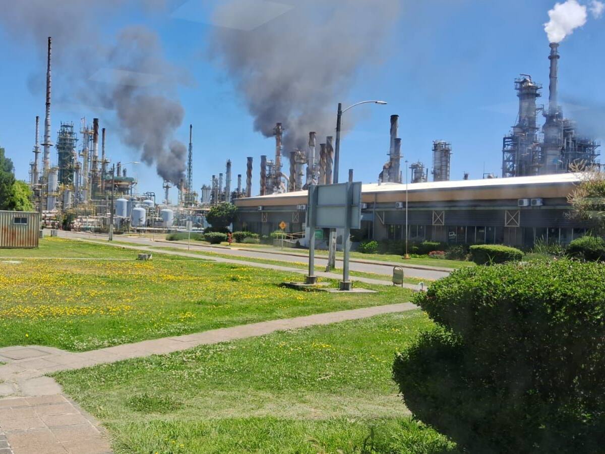 Estación química de refinería Enap genera densa columna de humo en Hualpén