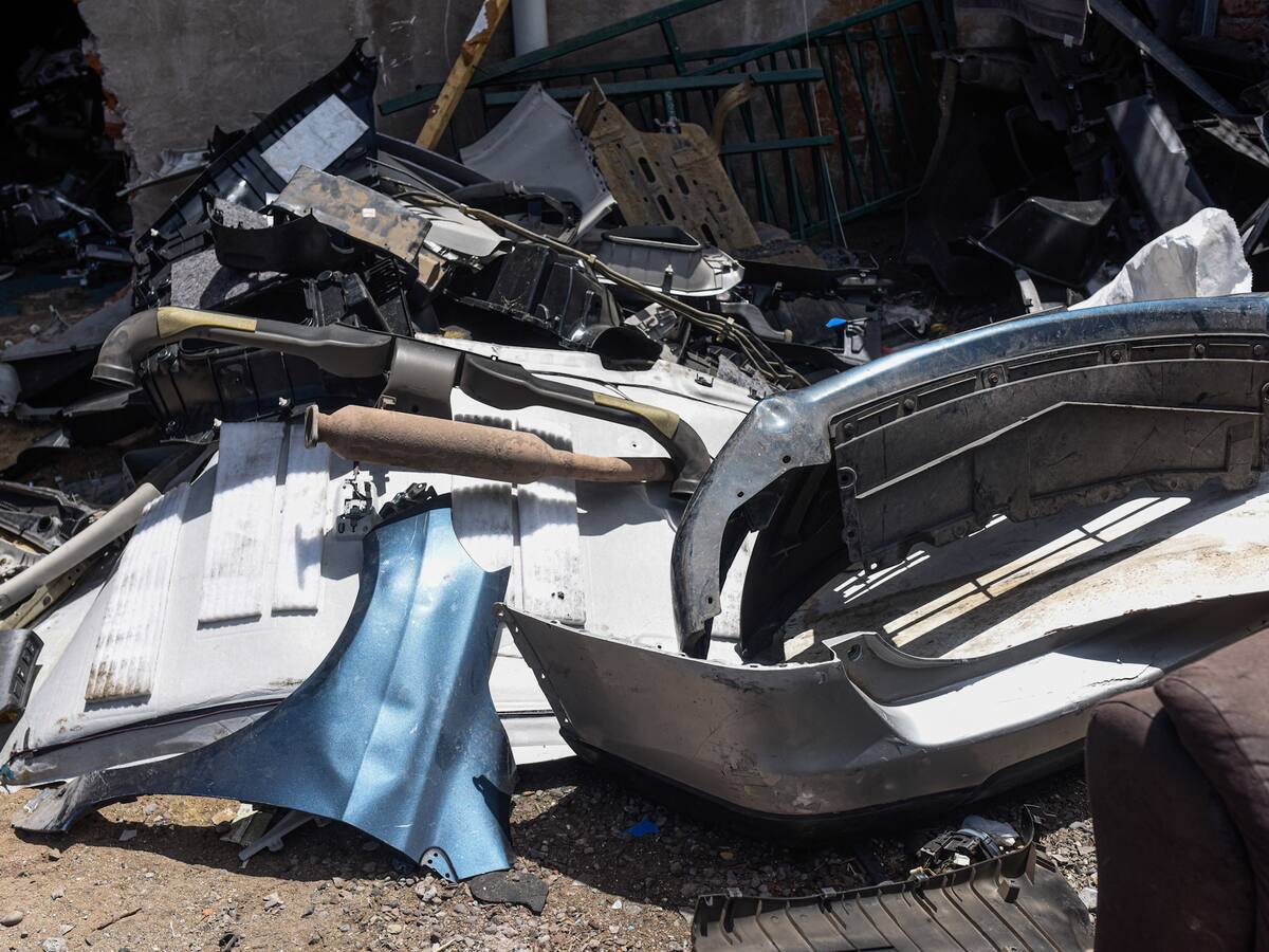 Carabineros desmantela desarmaduría ilegal con vehículos con encargos por robo en La Pintana