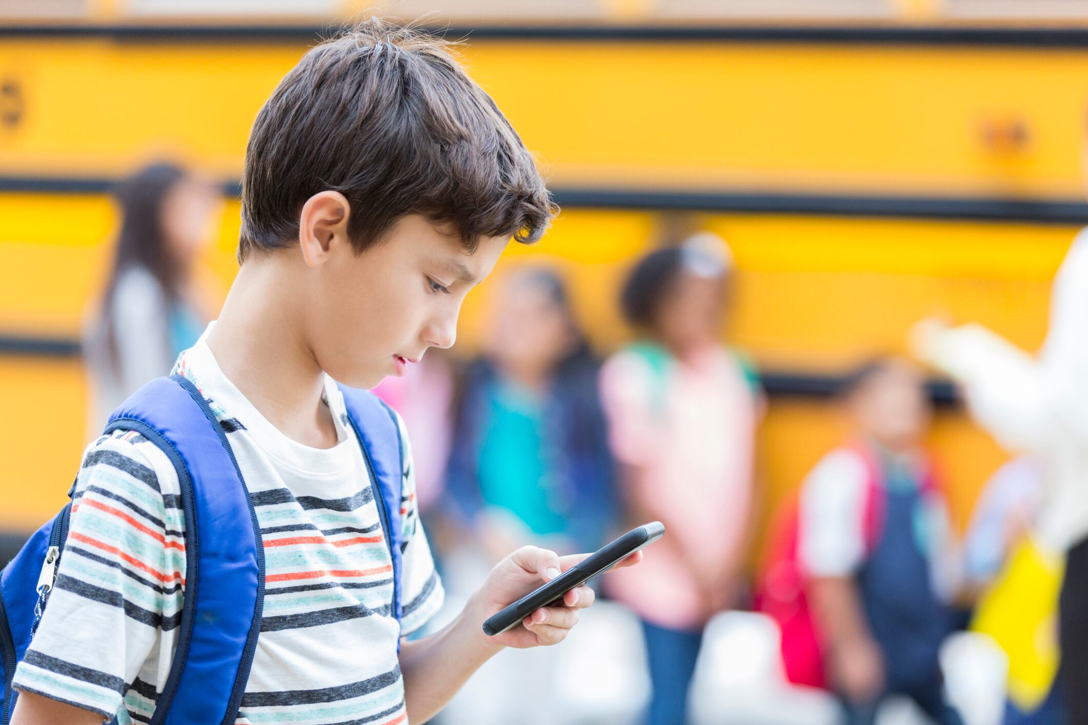 Cámara aprueba regular el uso de celulares en establecimientos educacionales