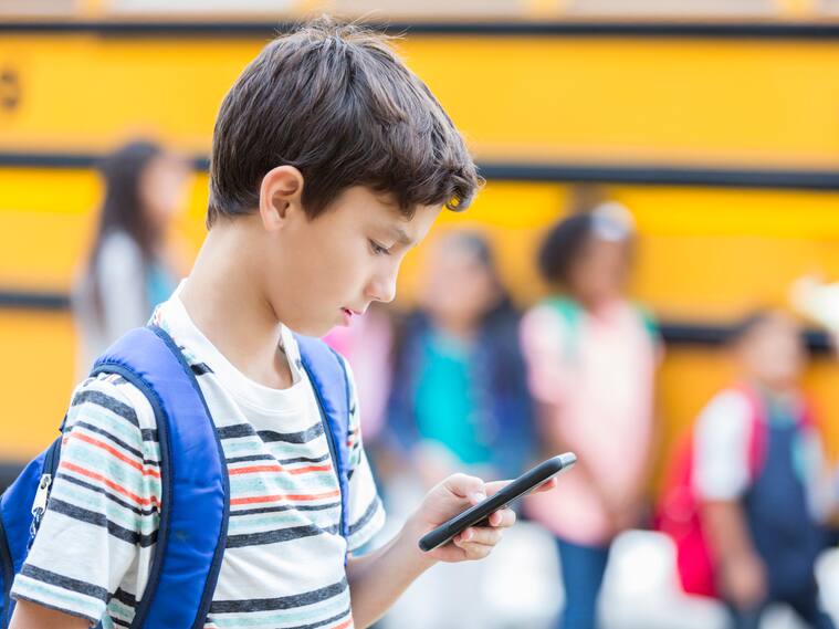 Cámara aprueba regular el uso de celulares en establecimientos educacionales