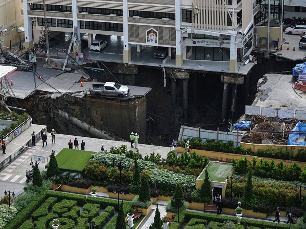 Tailandia: gigantesco socavón arrasa con una calle y obliga a evacuar zona urbana