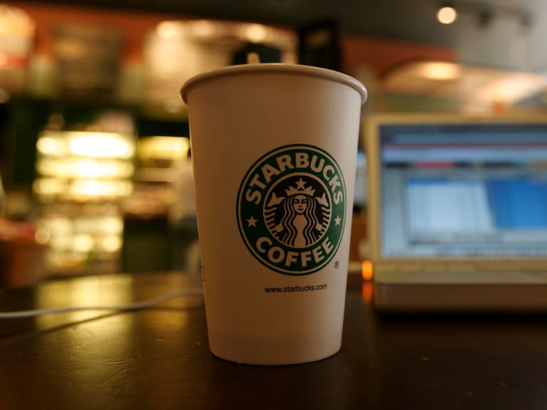 Por un dibujo en el café de un policía: despiden a trabajador de Starbucks en Los Ángeles