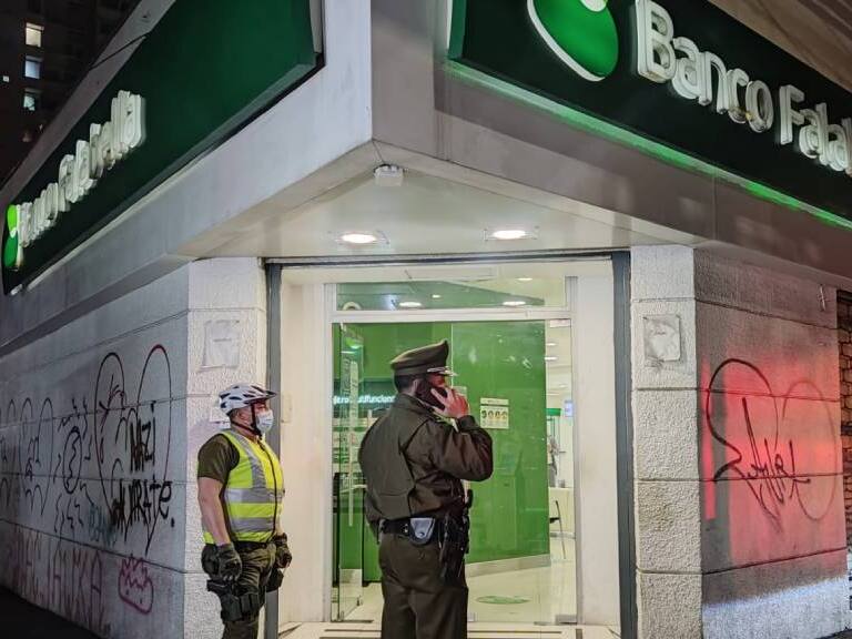 Roban 260 millones de pesos en asalto a Banco Falabella de San Miguel