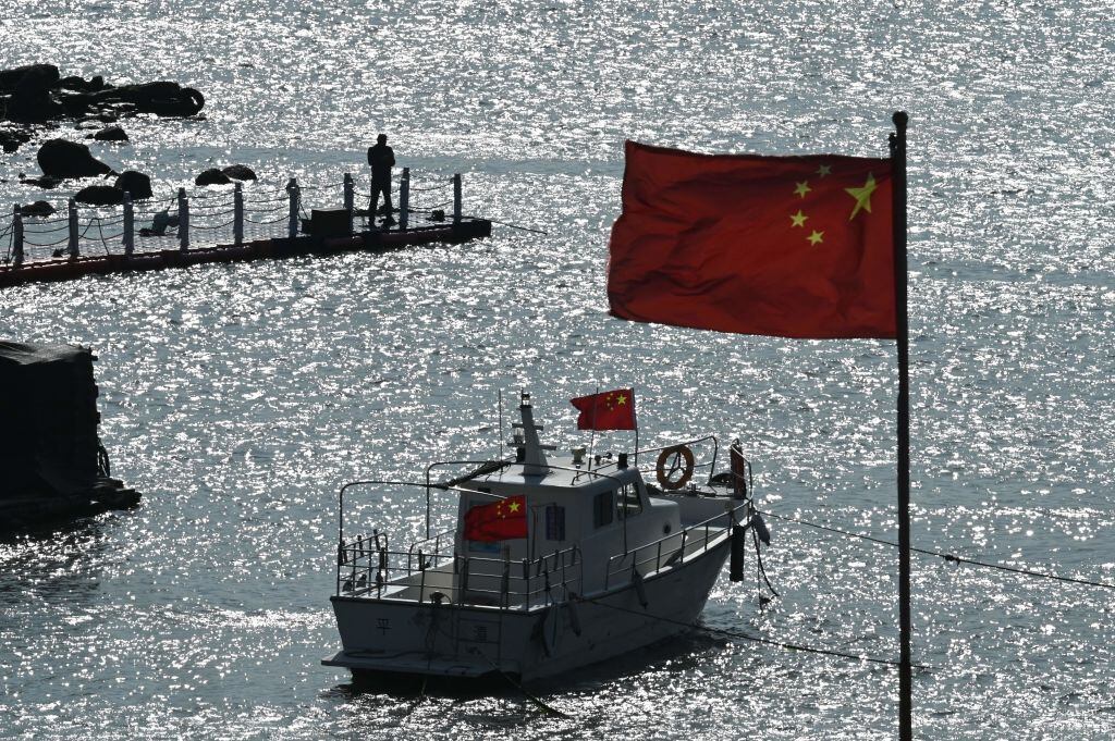 Barco de turismo de China se pasea ante las costas continentales