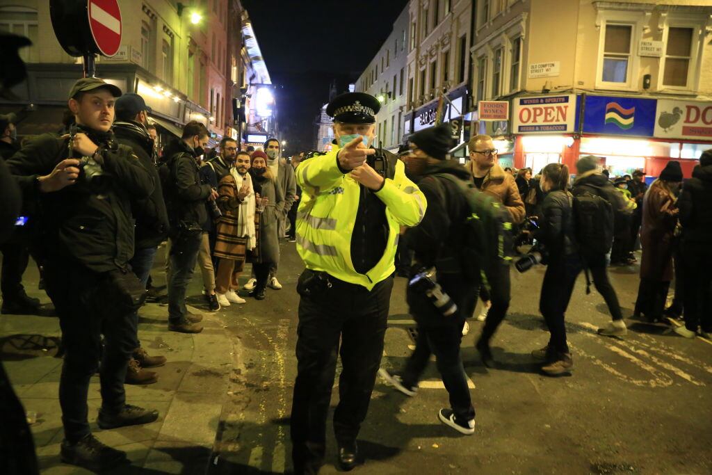 Policía intenta enviar a sus hogares a cientos de personas en el centro de Londres