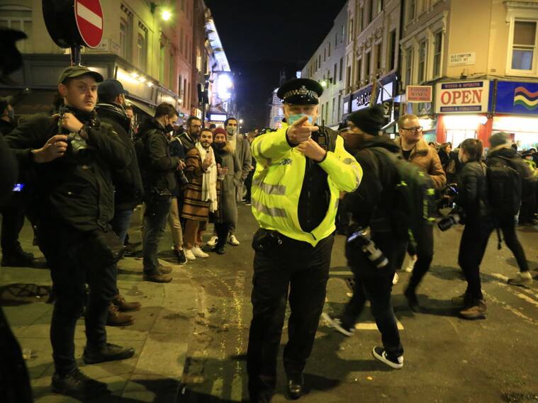 Policía intenta enviar a sus hogares a cientos de personas en el centro de Londres