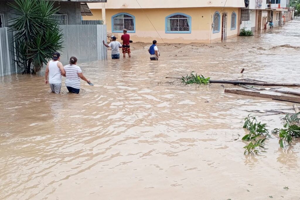 El agua inunda las calles de Esmeraldas de Ecuador tras las fuertes lluvias