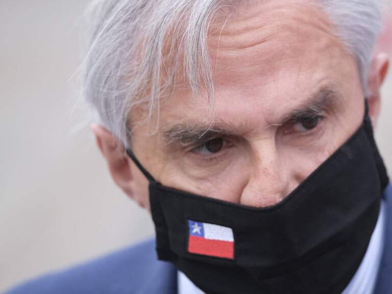 Senador Iván Moreira fue atacado con restos de orina y fecas en aniversario de la comuna de Hualaihué