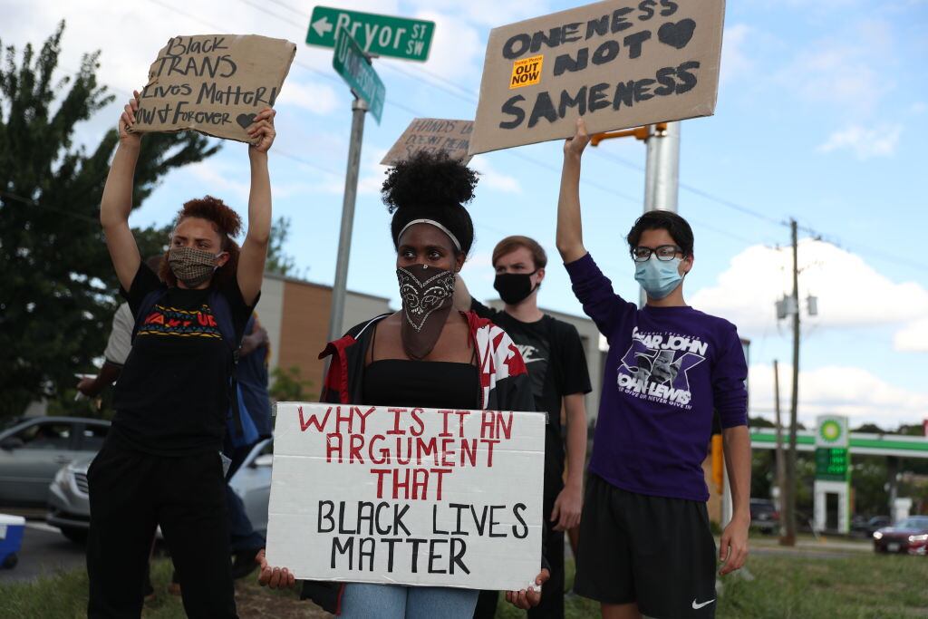 Manifestantes contra el racismo en lugar del asesinato de Rayshard Brooks
