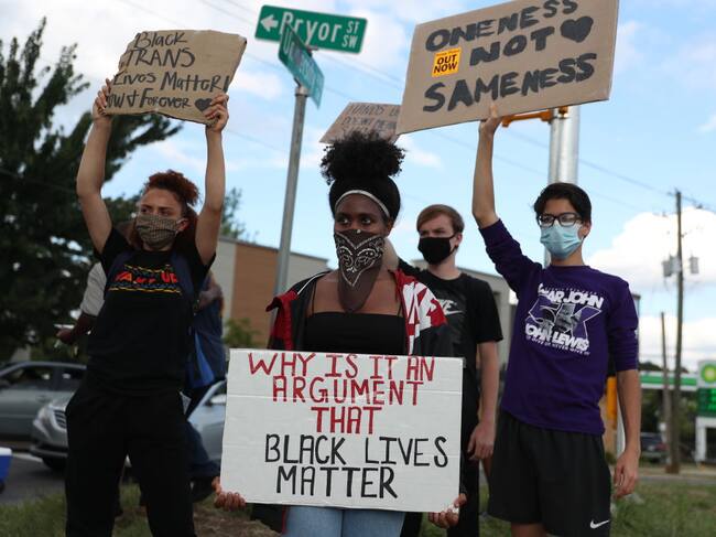Manifestantes contra el racismo en lugar del asesinato de Rayshard Brooks