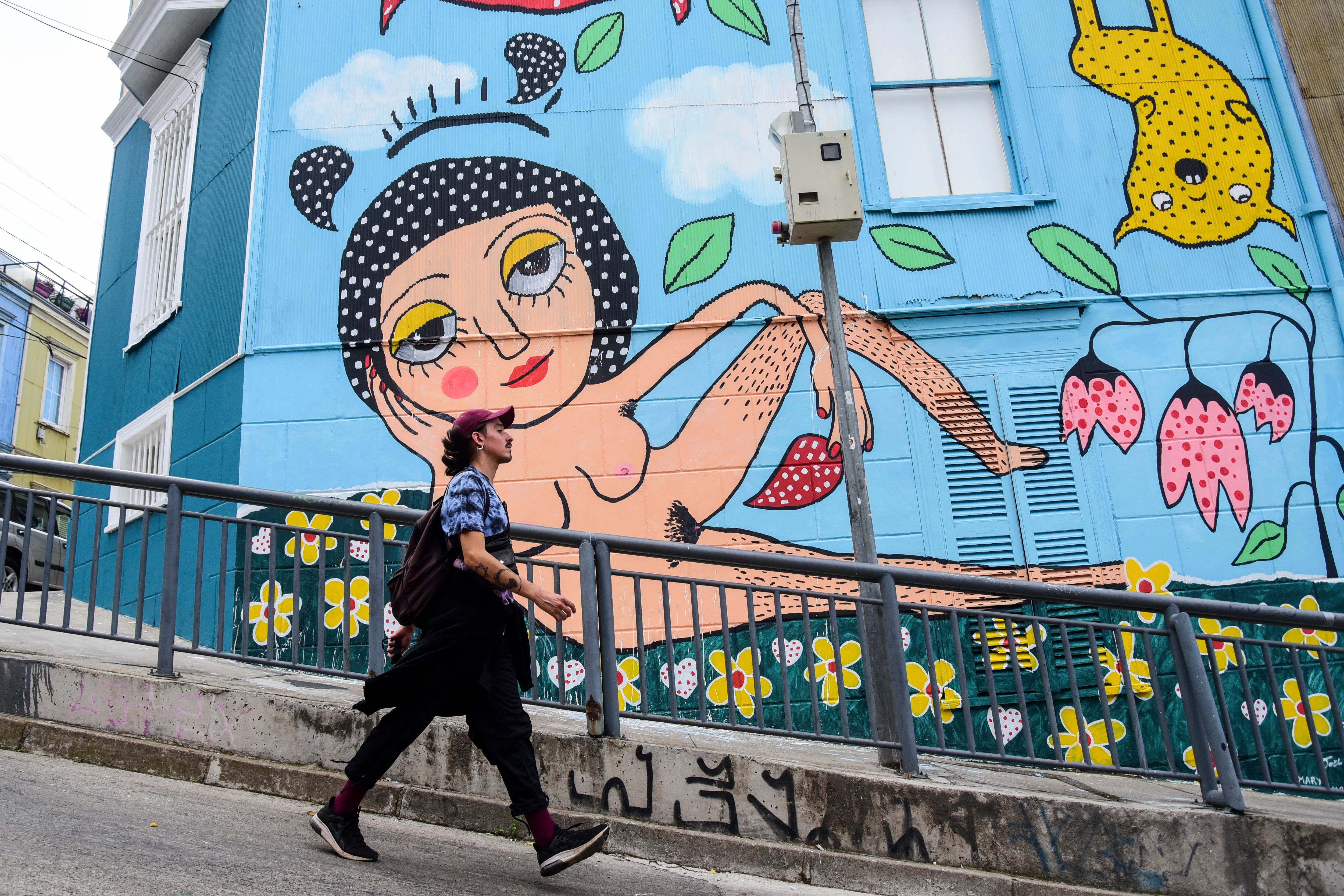 10 DE FEBRERO DE 2021 / VALPARAISOUn hombre pasa junto al Mural, tras diversas polmicas que se han generado en torno a la realizacin de este Mural por posibles multas que arriesgara la artista nacional Con Laferte, segn dichos de la Seremi de Cultura por no contar con los permisos necesarios, generando diversas posturas al respecto. El Mural pintado hace pocos das ya presenta, incluso, algunos daos de pintura generados por terceros.
FOTO: MIGUEL MOYA / AGENCIAUNO
