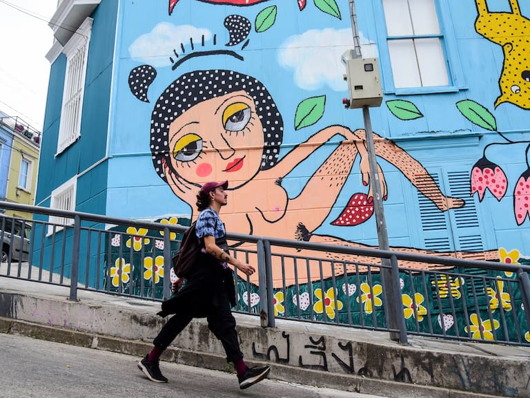 10 DE FEBRERO DE 2021 / VALPARAISOUn hombre pasa junto al Mural, tras diversas polmicas que se han generado en torno a la realizacin de este Mural por posibles multas que arriesgara la artista nacional Con Laferte, segn dichos de la Seremi de Cultura por no contar con los permisos necesarios, generando diversas posturas al respecto. El Mural pintado hace pocos das ya presenta, incluso, algunos daos de pintura generados por terceros.
FOTO: MIGUEL MOYA / AGENCIAUNO
