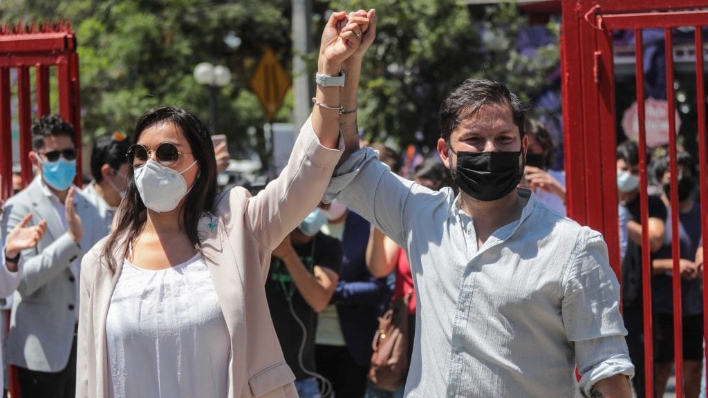 26 de noviembre del 2021/SANTIAGOEl candidato Gabriel Boric, recibe a la ex presidenta del Colegio Medico, Izkia Siches, en su comando, en la comuna de Providencia, a un grupo de médicas y médicos adherentes a su campaña y a la ex Presidenta del Colegio Médico, Izkia Siches, quien a partir de este viernes se integrará a su comando.
FOTO: SEBASTIAN BELTRAN GAETE/AGENCIAUNO