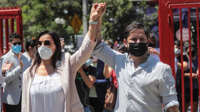 26 de noviembre del 2021/SANTIAGOEl candidato Gabriel Boric, recibe a la ex presidenta del Colegio Medico, Izkia Siches, en su comando, en la comuna de Providencia, a un grupo de médicas y médicos adherentes a su campaña y a la ex Presidenta del Colegio Médico, Izkia Siches, quien a partir de este viernes se integrará a su comando.
FOTO: SEBASTIAN BELTRAN GAETE/AGENCIAUNO