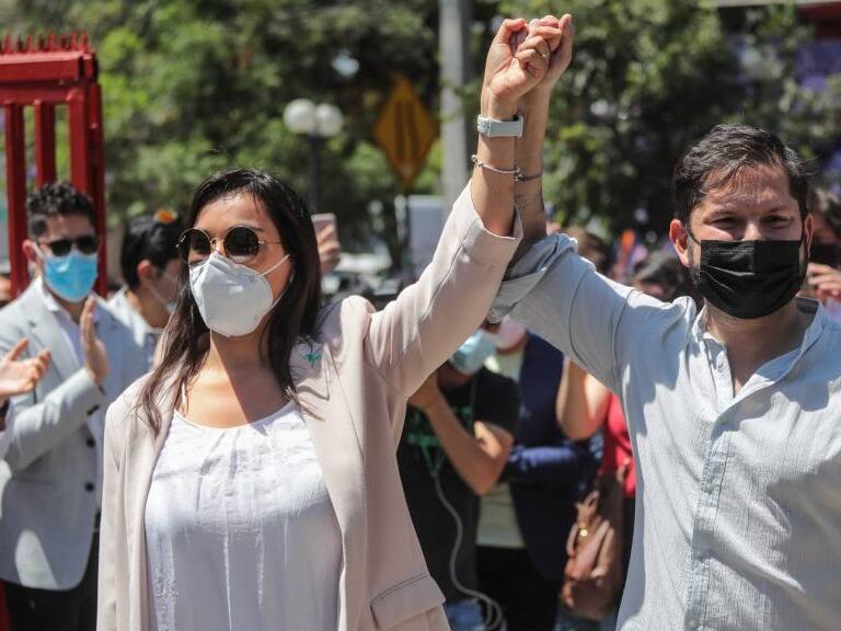 26 de noviembre del 2021/SANTIAGOEl candidato Gabriel Boric, recibe a la ex presidenta del Colegio Medico, Izkia Siches, en su comando, en la comuna de Providencia, a un grupo de médicas y médicos adherentes a su campaña y a la ex Presidenta del Colegio Médico, Izkia Siches, quien a partir de este viernes se integrará a su comando.
FOTO: SEBASTIAN BELTRAN GAETE/AGENCIAUNO