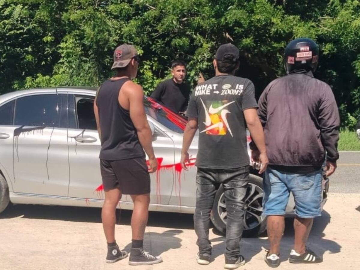 Un ex Colo Colo sufre violento ataque en Colombia: hinchas vandalizaron su auto y dejaron fuerte mensaje