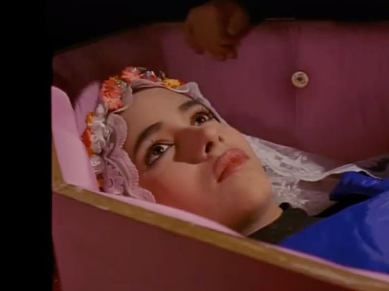 Tenía 14 años y la bandera no era chilena: Protagonista de «Corazones Rojos» contó la historia detrás del videoclip
