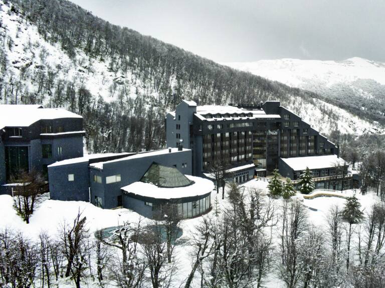 Es un lugar único en Chile y enamora a los turistas cada año: ski, bosques nativos y aguas termales
