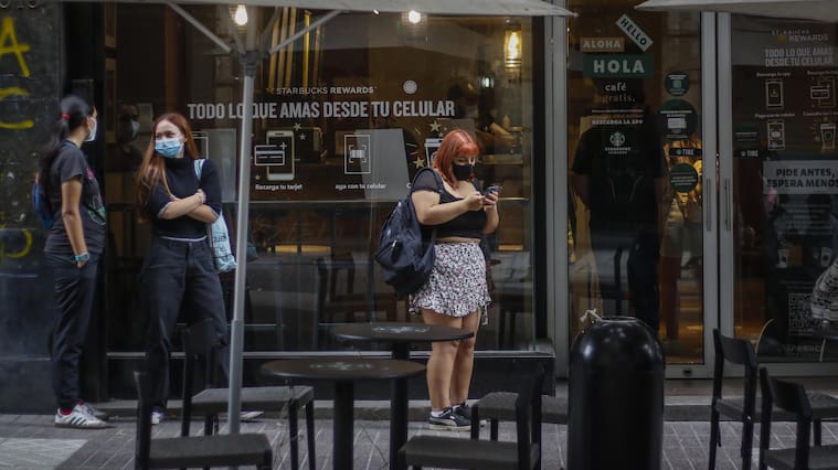 19 de marzo del 2021/SANTIAGOTres personas hacen fila para entrar a una cafeteria, a solo un dia que la comuna de Santiago vuelva a cuarentena total.
FOTO: SEBASTIAN BELTRAN GAETE/AGENCIAUNO
