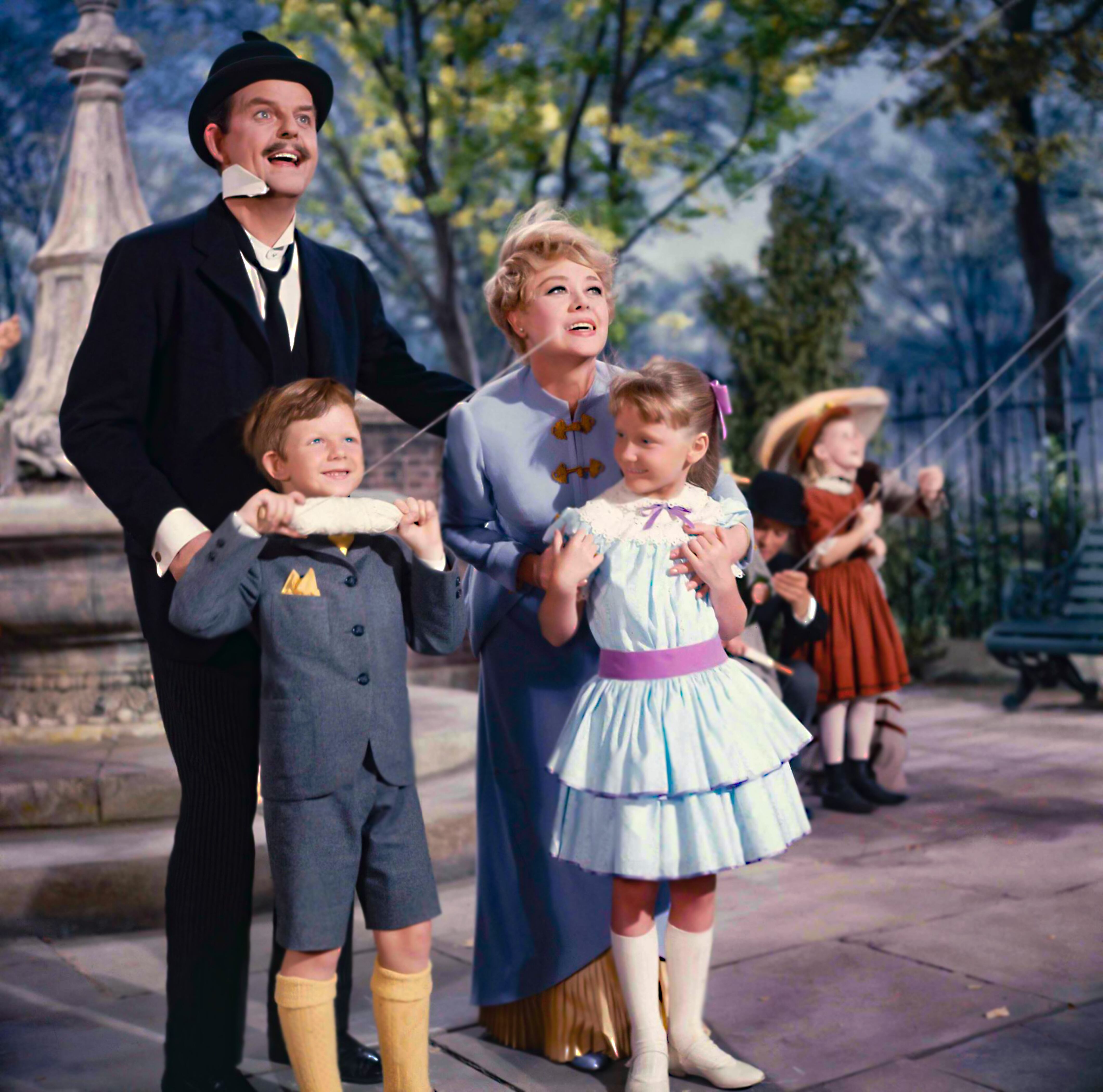 David Tomlinson, Glynis Johns, Matthew Garber, Karen Dotrice en una escena de la película "Mary Poppins"