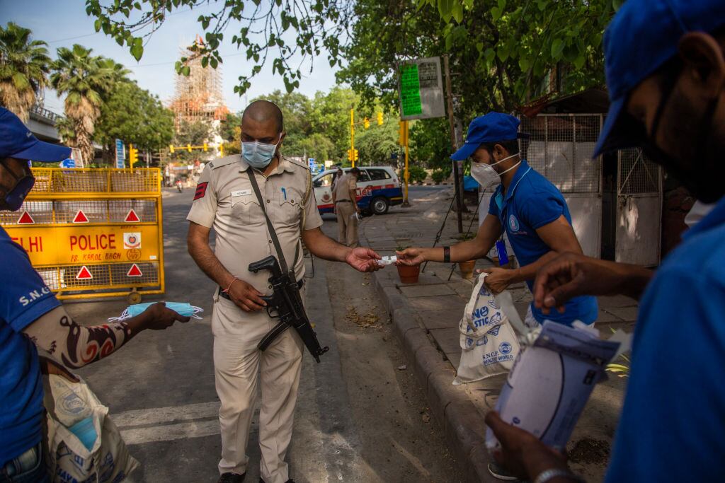 Un policía controla la cuarentena en la ciudad de Nueva Delhi