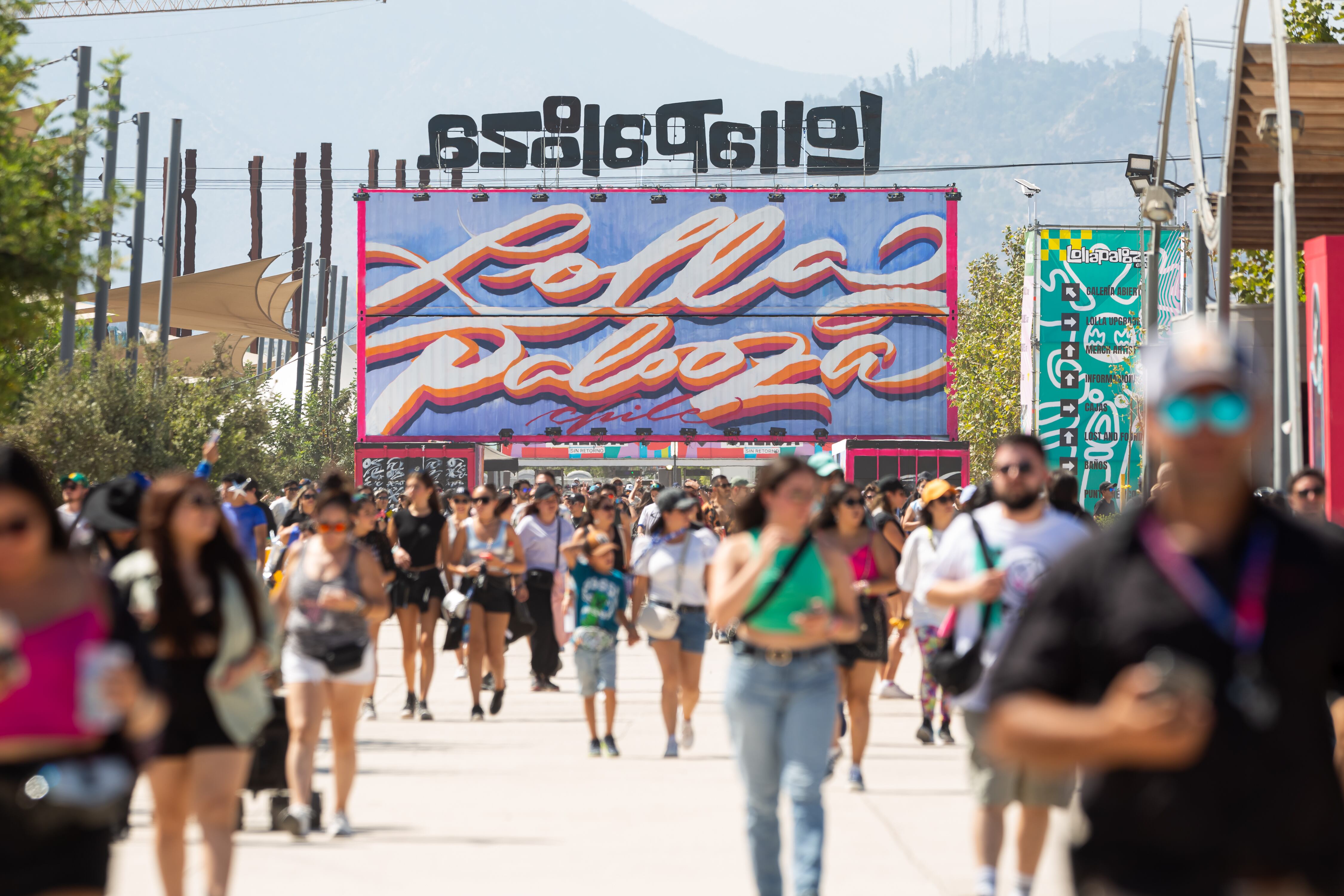 17 DE MARZO 2024 / SANTIAGO
Público asistente durante la tercera jornada de Lollapalooza Chile 2024, realizado en el Parque Bicentenario de Cerillos.
FOTO: FELIPE CONSTANZO / AGENCIAUNO