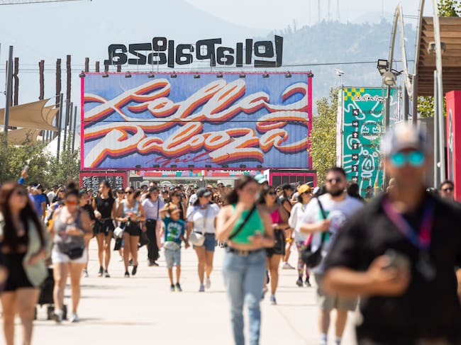 17 DE MARZO 2024 / SANTIAGO
Público asistente durante la tercera jornada de Lollapalooza Chile 2024, realizado en el Parque Bicentenario de Cerillos.
FOTO: FELIPE CONSTANZO / AGENCIAUNO