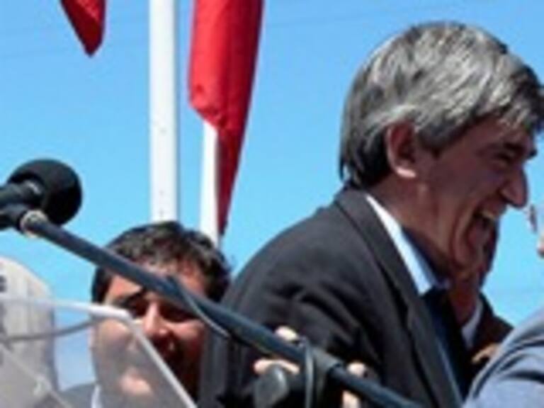 Publicista y crisis política: Hace falta un liderazgo comunicacional que pueda golpear la mesa