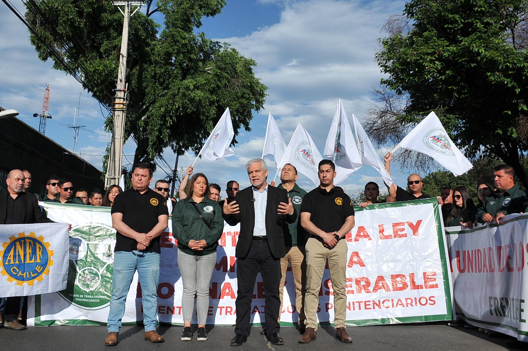 Movilizacion del personal de Gendarmería deChile a las afueras de Centro de Justicia por demandas y exigencias al Ministerio de Justicia y al Gobierno.