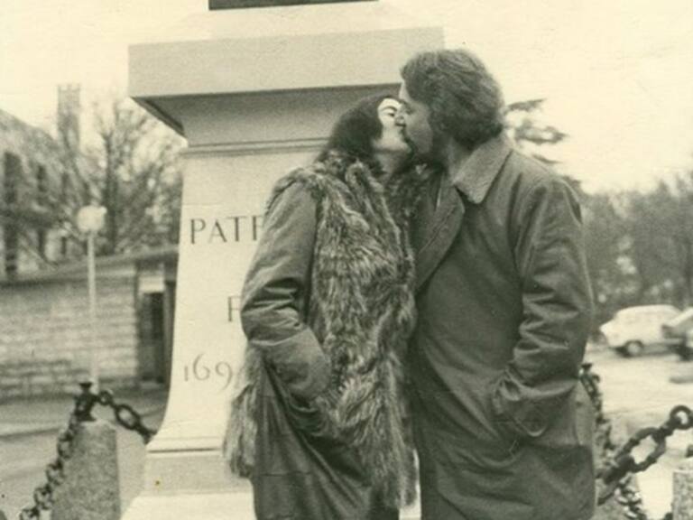 Patricio Manns y Alejandra Lastra, la historia de amor que comenzó en París.