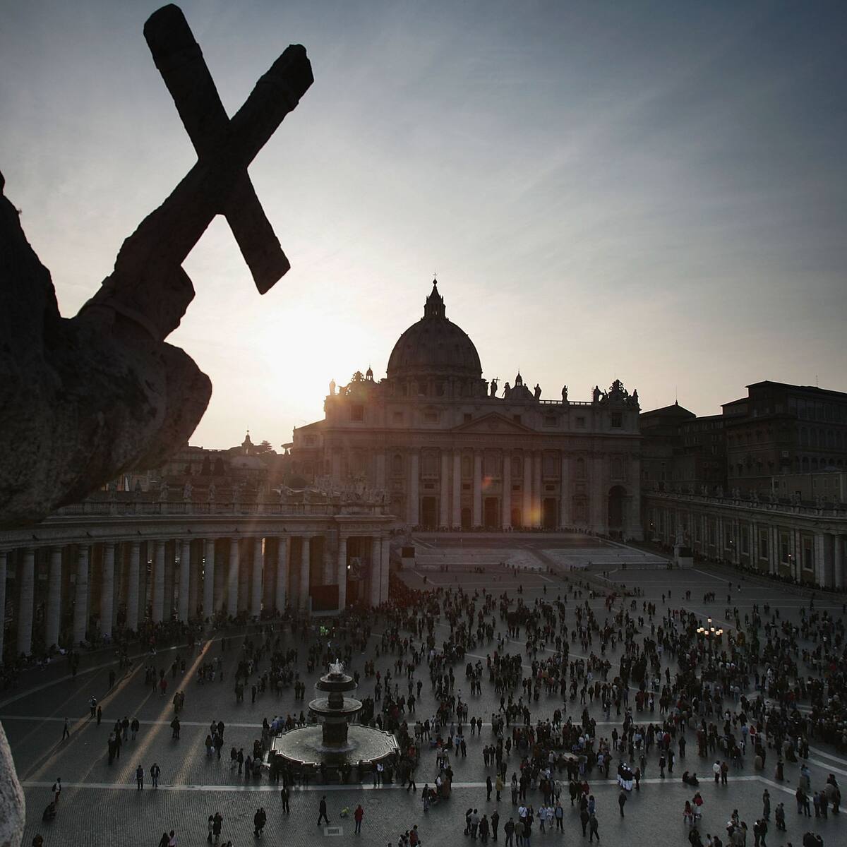 Una lápida de mármol y una rosa blanca: estas son las primeras imágenes de la tumba del Papa Francisco