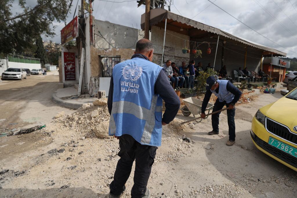 Un trabajador de la agencia para los refugiados palestinos de la ONU desplegado en las calles de la Franja de Gaza en Palestina.