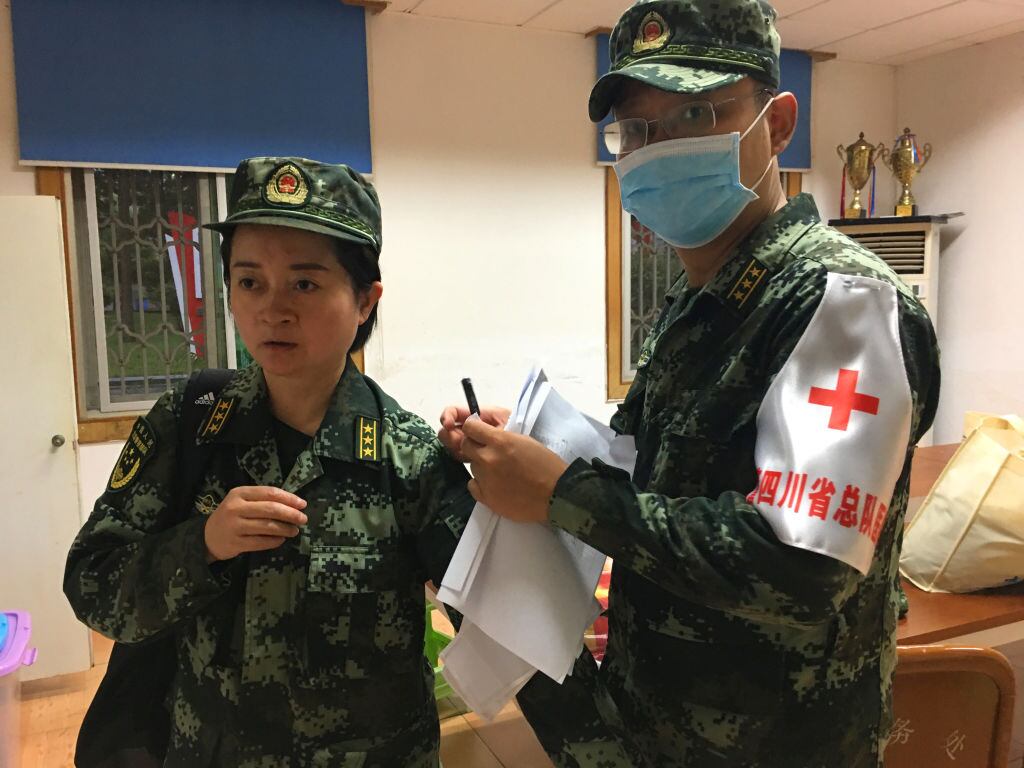 Militares y médicos chinos se despliegan tres el terrmoto en Luzhou