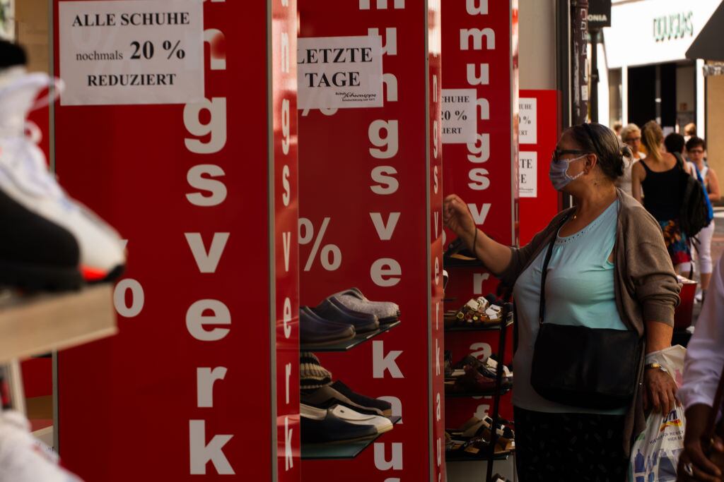 Personas observan las tiendas con descuentos en una ciudad de Alemania
