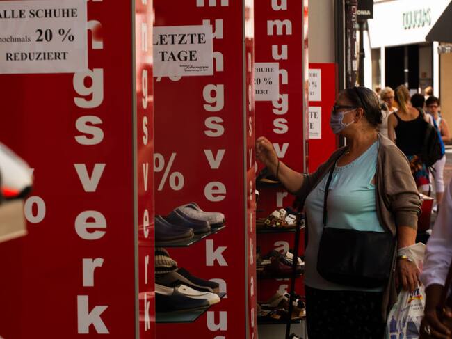 Personas observan las tiendas con descuentos en una ciudad de Alemania