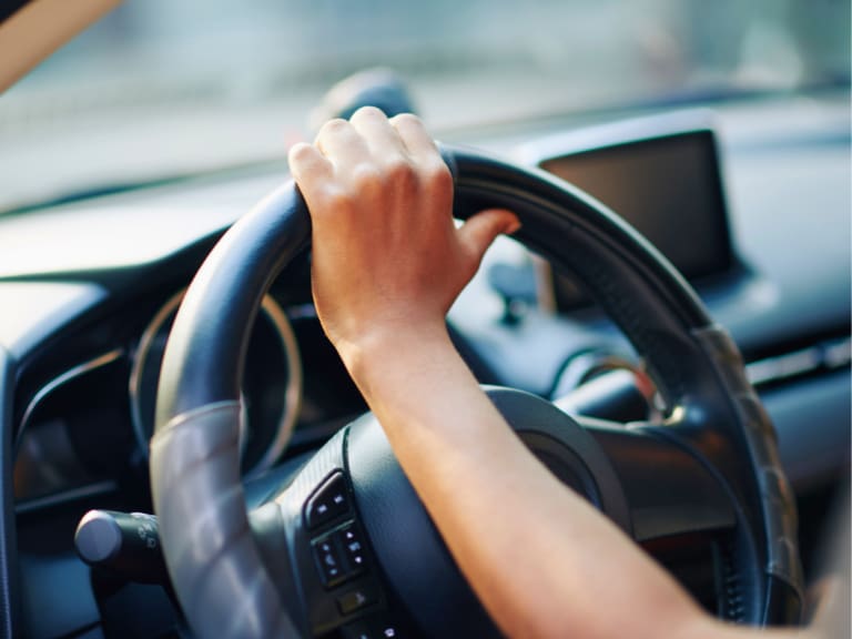 Evita una multa de hasta $34 mil: este es el objeto clave que todos los autos deben tener en Chile