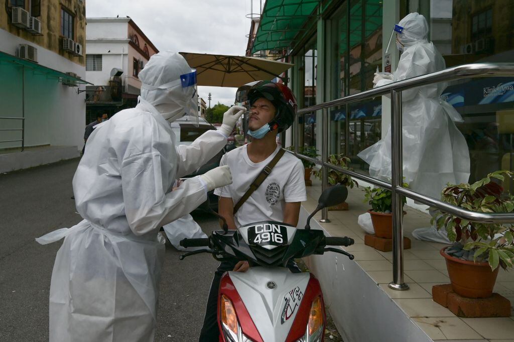 Paramédico realiza un examen del Covid-19 en Kuala Lumpur