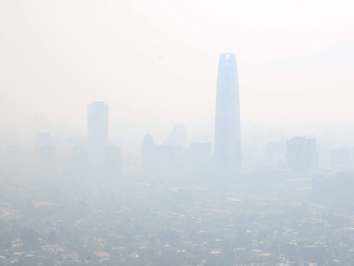 Expertos de la salud hacen recomendaciones por nube de humo que cubre la Región Metropolitana
