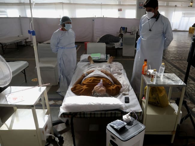 Trabajadores de la salud asisten a contagiada del Covid-19 en Nueva Delhi