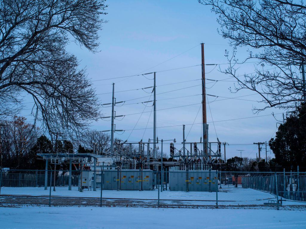 Una estación eléctrica congelada durante la ola polar en Texas