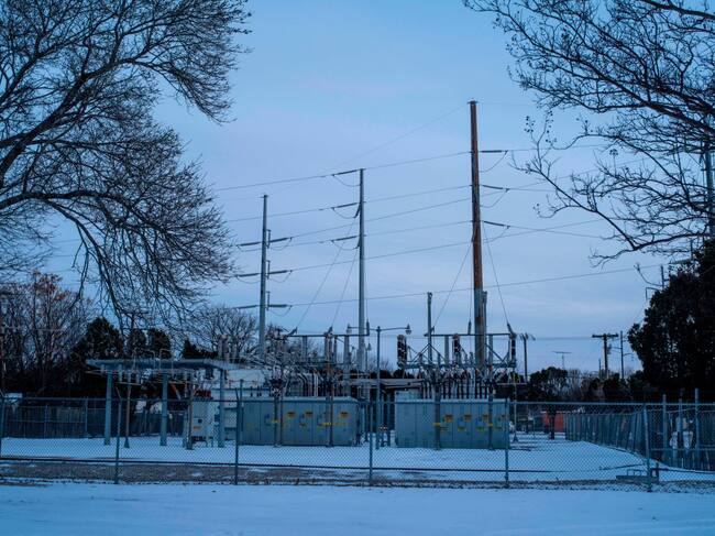 Una estación eléctrica congelada durante la ola polar en Texas