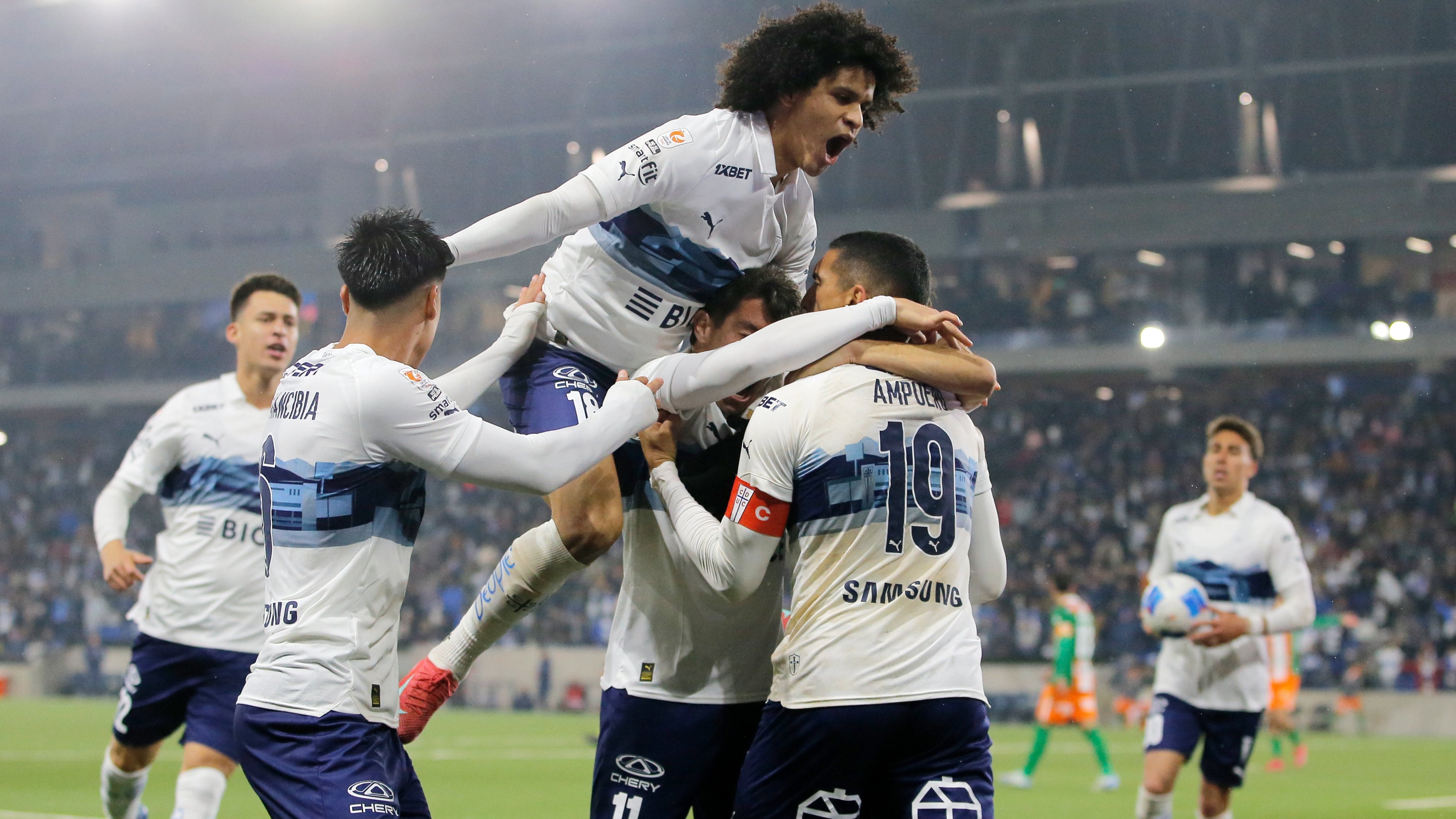 La UC se metió con todo en la pelea por el "Chile 2"