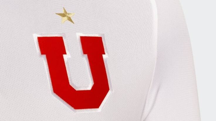 Vuelve el blanco: la U revela fotos y precios de sus dos nuevas camisetas para este 2024