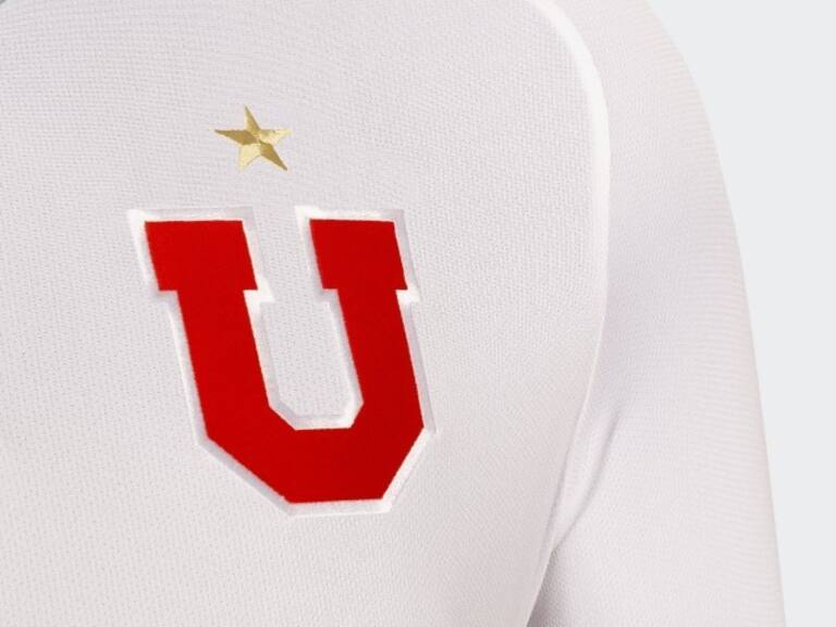 Vuelve el blanco: la U revela fotos y precios de sus dos nuevas camisetas para este 2024