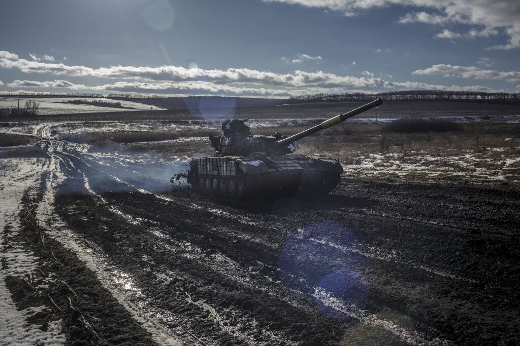 Tanque del ejército de Ucrania avanza por la zona de combate del Donbás