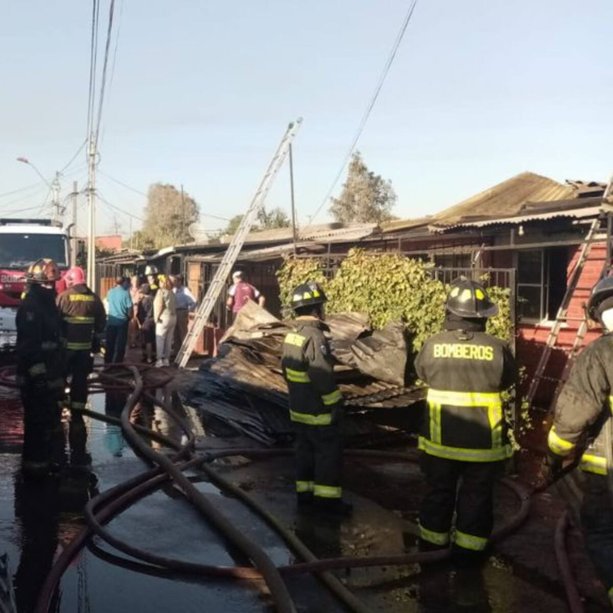 Cuatro casas afectadas y 17 damnificados deja voraz incendio en Pedro Aguirre Cerda