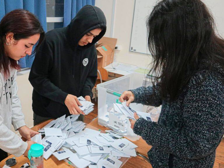 Servel publica nómina de vocales de mesa para el plebiscito constitucional del 17 de diciembre